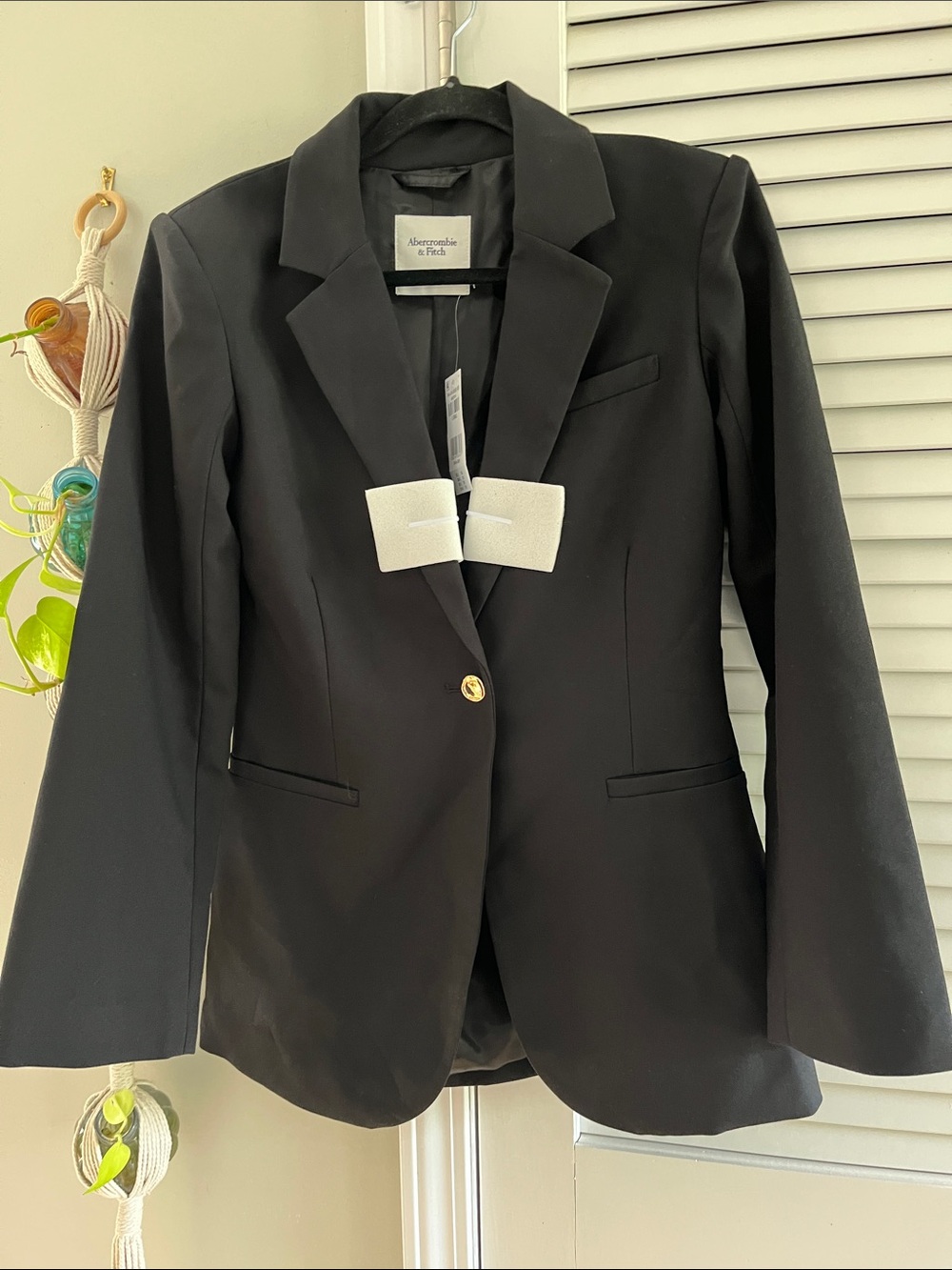 Abercrombie & Fitch Black Single-Button Tailored Blazer with Gold Button